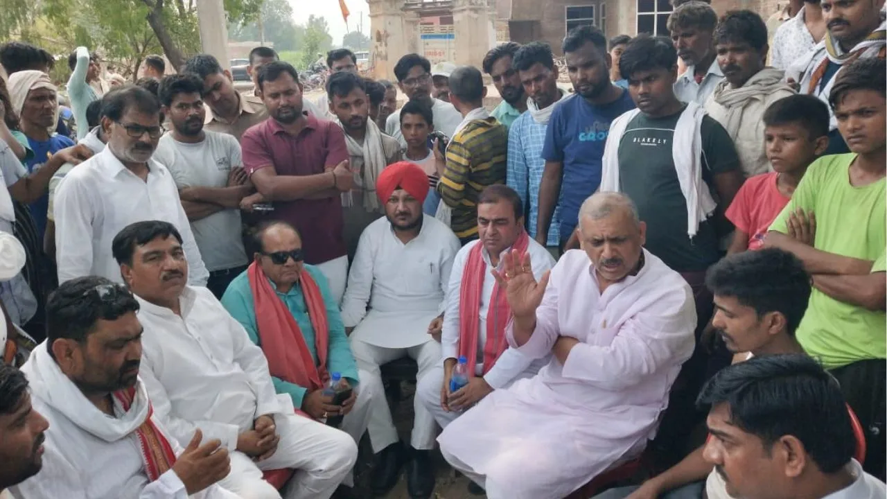 Kanpur: छत्तीसगढ़ के सुकमा में नक्सली हमले में शहीद हुआ जवान...परिजनों से मिलने पहुंचा सपा प्रतिनिधि मंडल, प्रशासन से ये मांग की