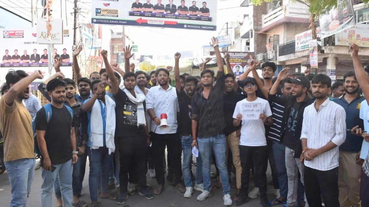 Kanpur NEET Student Protest: नीट रिजल्ट पर फूटा आक्रोश...सड़क पर उतरे मेधावी, परीक्षा दोबारा कराने की मांग
