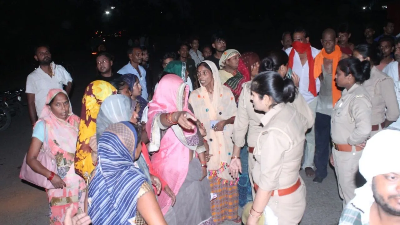 Kanpur: अवैध मौरंग मंडी बदूवापुर शिफ्ट करने पर ग्रामीणों ने पथराव कर तोड़ी गाड़ियां, सड़क पर उतरे लोग, पुलिस ने संभाला मोर्चा 