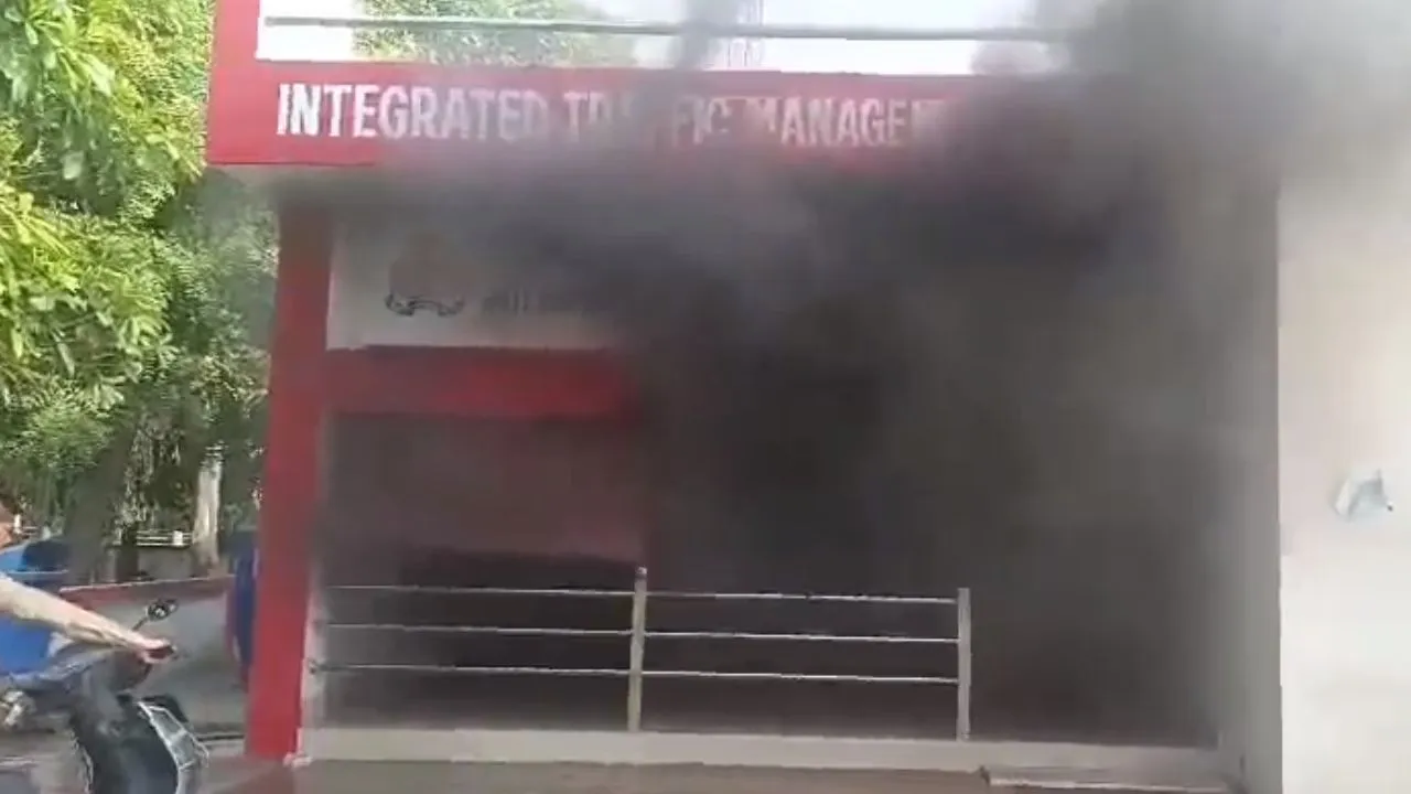 Kanpur Fire: यातायात विभाग के ऑफिस में लगी आग...दमकल कर्मियों ने कड़ी मशक्कत कर पाया काबू, कोई जनहानि नहीं