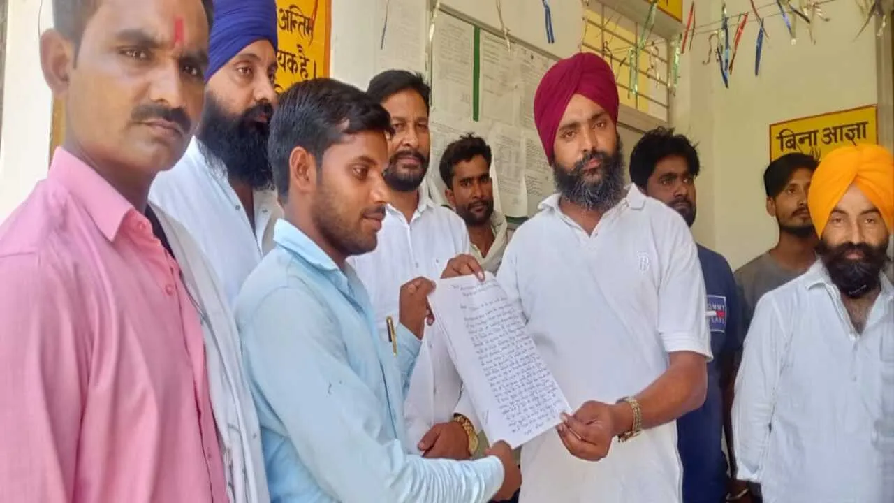 किसानों ने किया उपकेंद्र का घेराव, उपखण्ड अधिकारी के नाम सौंपा ज्ञापन