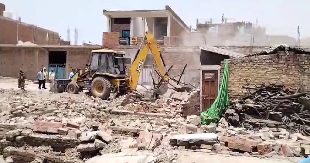 Kanpur News: महापौर प्रमिला पांडे ने बीच सड़क अतिक्रमण पर चलवाया बुलडोजर...अधिकारियों को लगाई फटकार