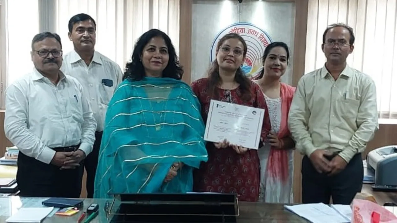 अयोध्याः डॉ. राममनोहर लोहिया अवध विश्वविद्यालय की छात्रा अक्षिता को मिली दो लाख से अधिक की छात्रवृत्ति