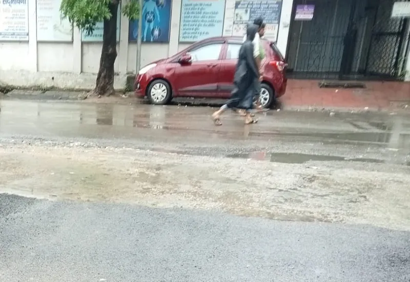 मुरादाबाद : रात से हो रही बारिश से गिरा तापमान, गर्मी से मिली राहत...आशियाना कालोनी में धंस गई सड़क