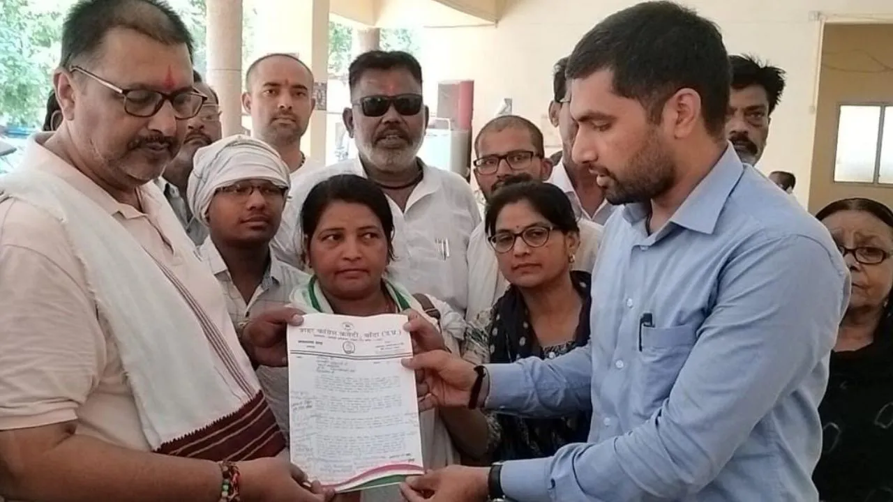 Banda: कांग्रेसियों ने राष्ट्रपति से नीट परीक्षा रद्द करने और केंद्रीय शिक्षा मंत्री के इस्तीफे की मांग की...जिलाधिकारी को सौंपा ज्ञापन