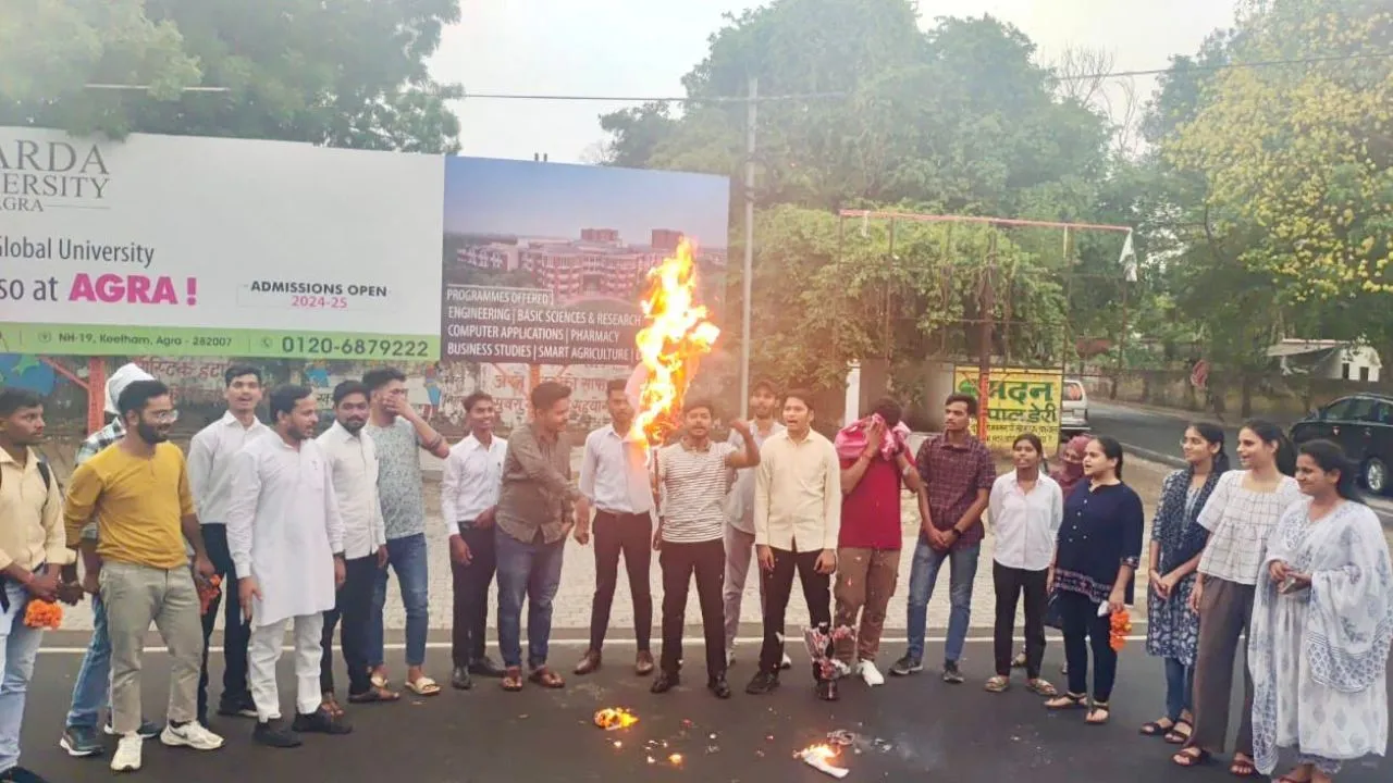 Etawah: यूजीसी-नेट परीक्षा रद्द होने से पीएचडी प्रवेश भी अधर में...ABVP ने NTA का पुतला फूंका, कार्यकर्ता बोले- छात्रों के भविष्य से हो रहा खिलवाड़