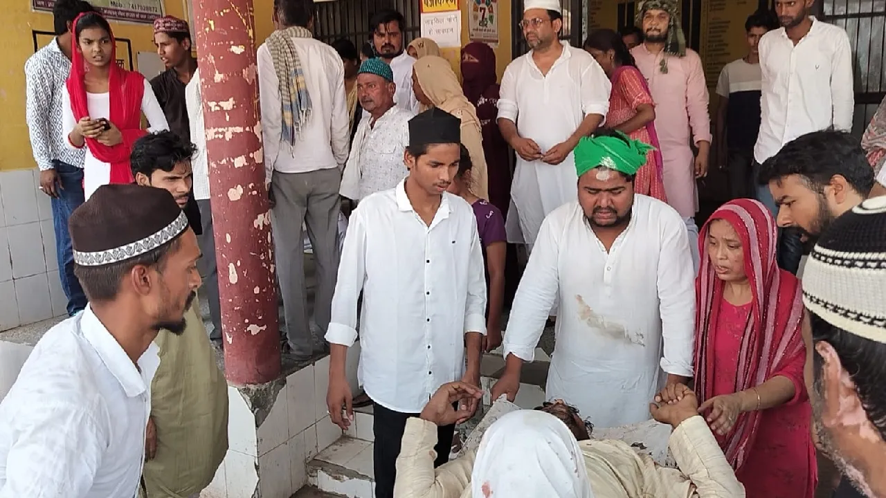 Eid Ul Adha 2024: औरैया में नमाज पढ़ते समय मस्जिद का छज्जा टूटा, एक दर्जन से अधिक लोग घायल...घटना के बाद मची अफरा-तफरी 