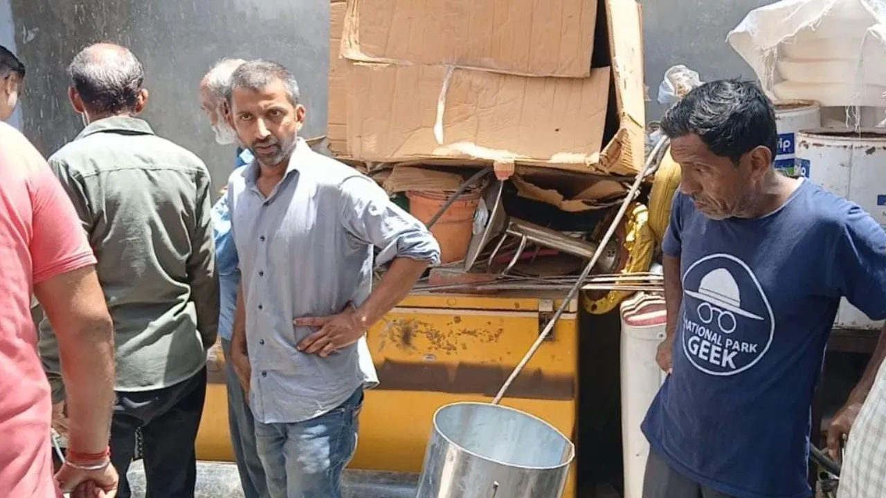 Etawah News: गैस वेल्डिंग का कंप्रेशर जोरदार धमाके से फटा...मैकेनिक की मौत, घनी बस्ती में फैली दहशत