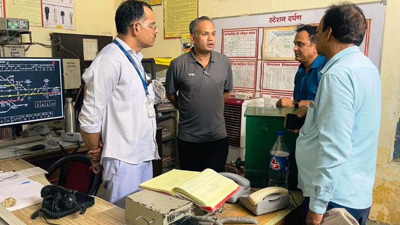Unnao: डीआरएम को अचानक सामने खड़े देख सकते में स्टाफ...रात्रिकालीन औचक निरीक्षण पर अजगैन रेलवे स्टेशन पहुंचे उच्चाधिकारी   