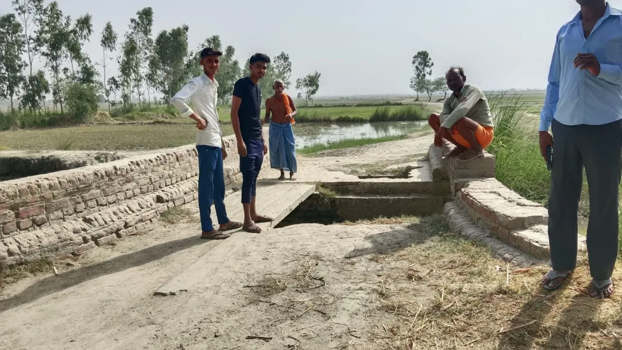 Unnao News: टूटी पुलिया दे रही हादसों को दावत...किसानों को खेतों तक पहुंचने में उठानी पड़ रही परेशानी, जिम्मेदार बेखबर