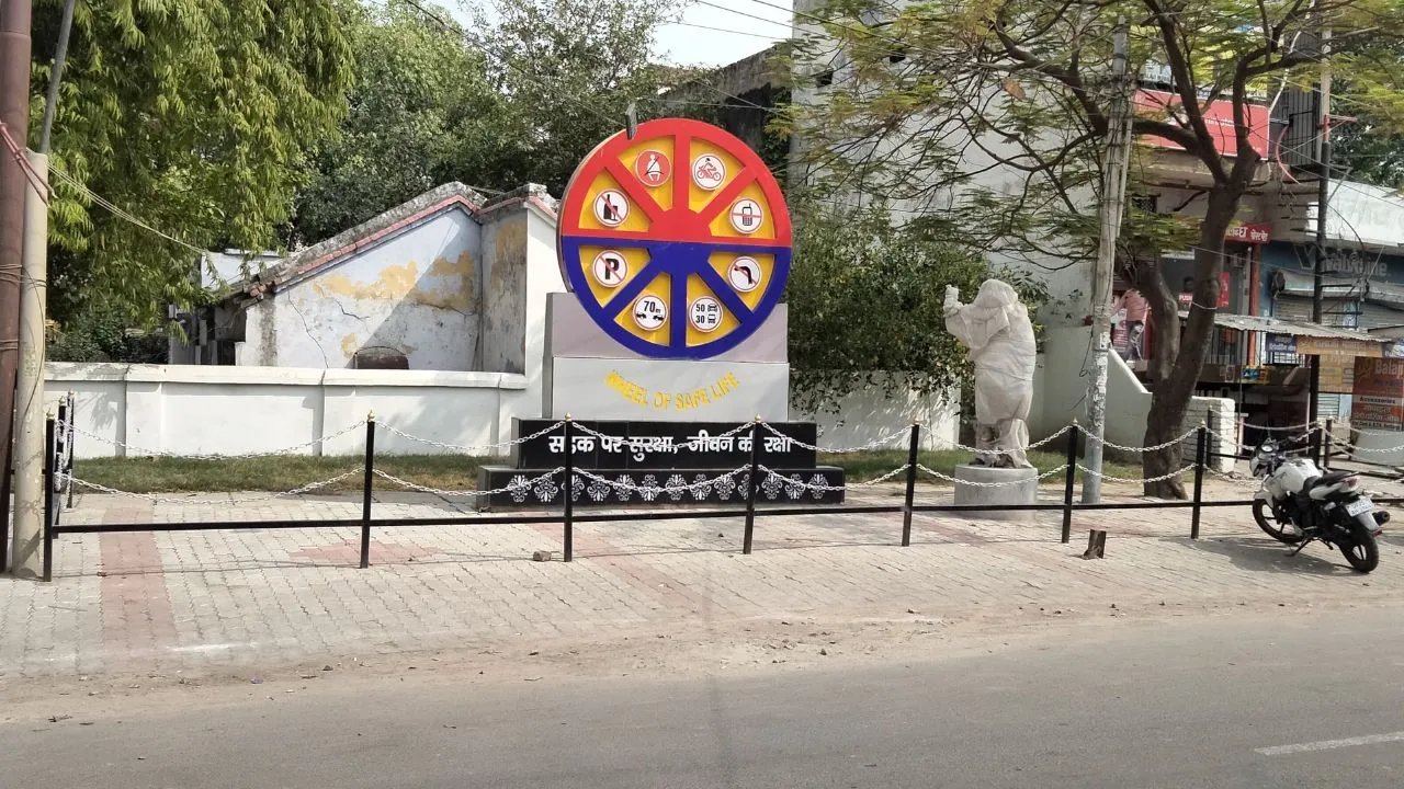 Unnao: हम करें तो ‘अतिक्रमण’, आप करो तो ‘सौंदर्यीकरण’, अभियान को चिढ़ा रहा मुंह, सदर चौकी के बाहर खड़ा यातायात सिपाही पुतला