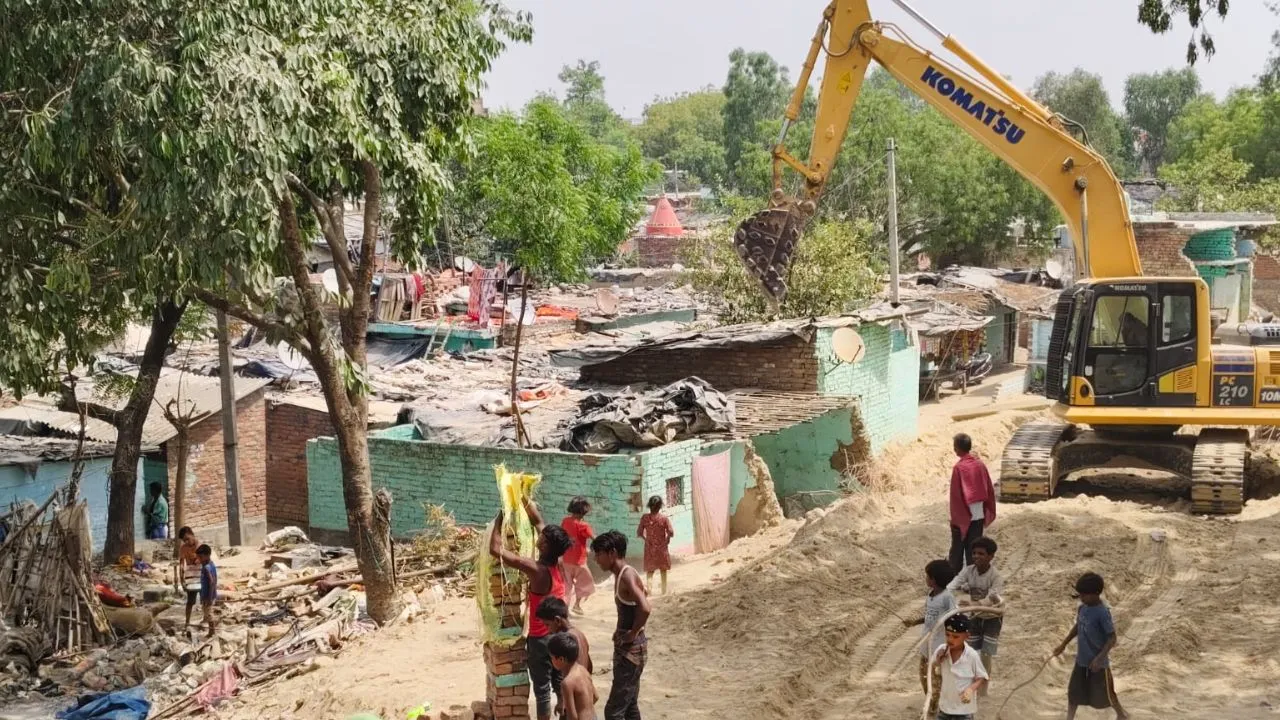 Unnao News: गंगाघाट स्टेशन के कायाकल्प में दर्जनों मकान टूटे...लोग बटोर रहे अपना सामान