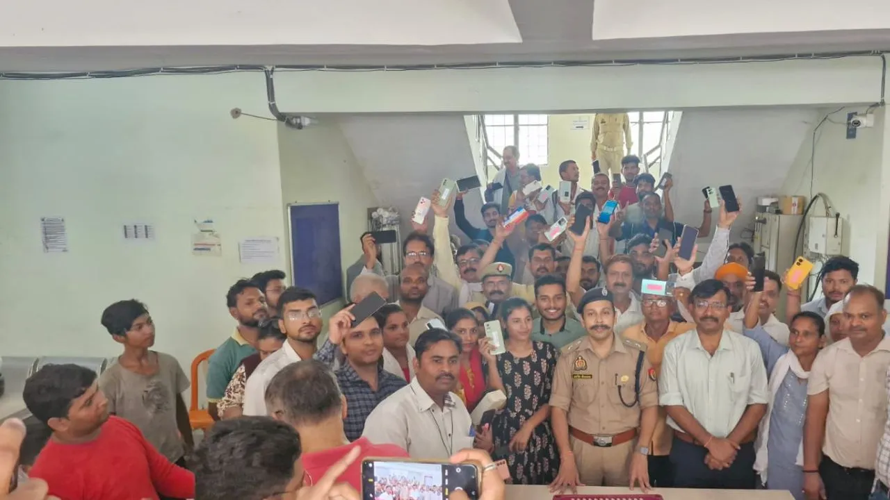 Kanpur: क्राइम ब्रांच और सर्विलांस टीम की मेहनत लाई रंग...14 लाख कीमत के 75 मोबाइल किए बरामद, लोग फोन पाकर बोले- Thank U Police