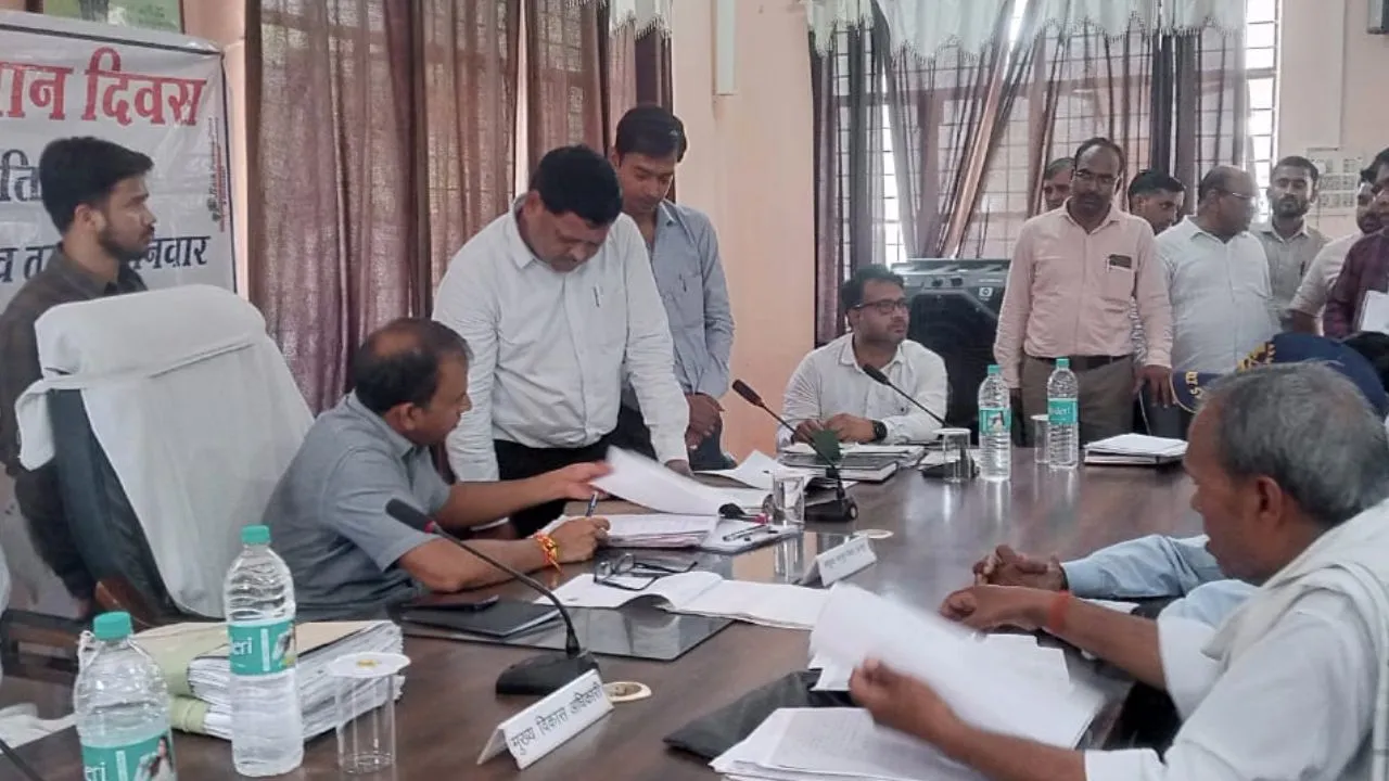 Kannauj: मंडलायुक्त ने संपूर्ण समाधान दिवस में सुनी शिकायतें...बोले- भूलेख कर्मी समेत एसडीएम, तहसीलदार पर होगी कार्रवाई