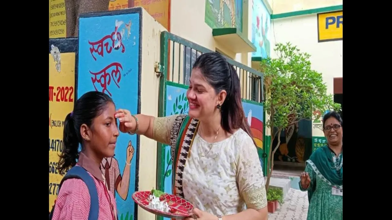 खुले परिषदीय स्कूलः रोली-टीका लगाकर हुआ स्वागत, दो दिवसीय समर कैंप का आयोजन