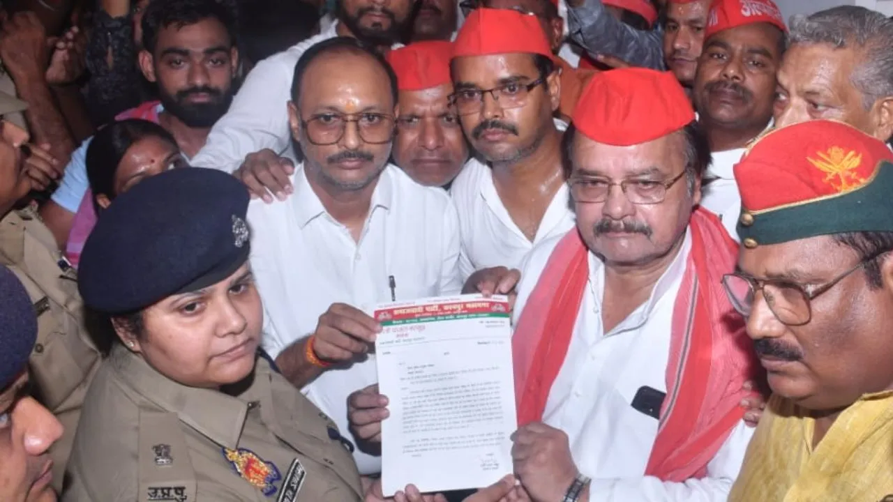 Kanpur: सपाइयों ने पुलिस कमिश्नर को सौंपा ज्ञापन...भाजपा नेता पर FIR की मांग, बोले- BJP अपने खिसकते जनाधार से बौखलाई 