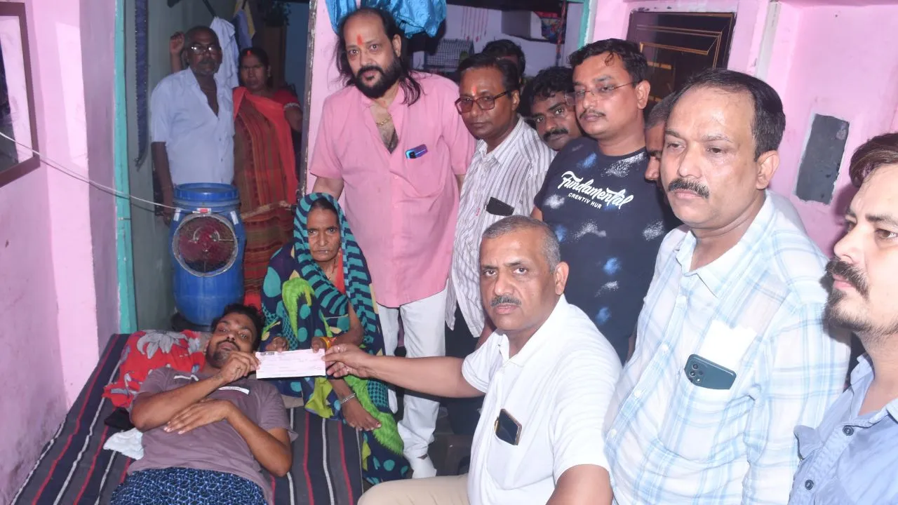 Kanpur: सपा विधायक ने आतंकी हमले में घायल दिनेश की आर्थिक मदद, बोले- BJP न हमले रोक पा रही, न घायल का इलाज करा रही