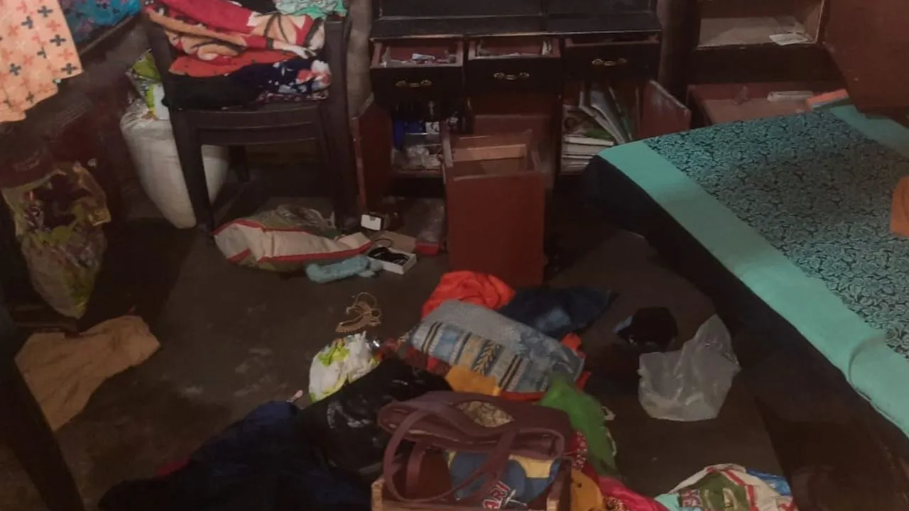 Unnao Theft: छत पर सोता रहा परिवार...चोरों ने पार किया लाखों का माल, लोगों के उठने पर ईंट पत्थर चलाकर भागे