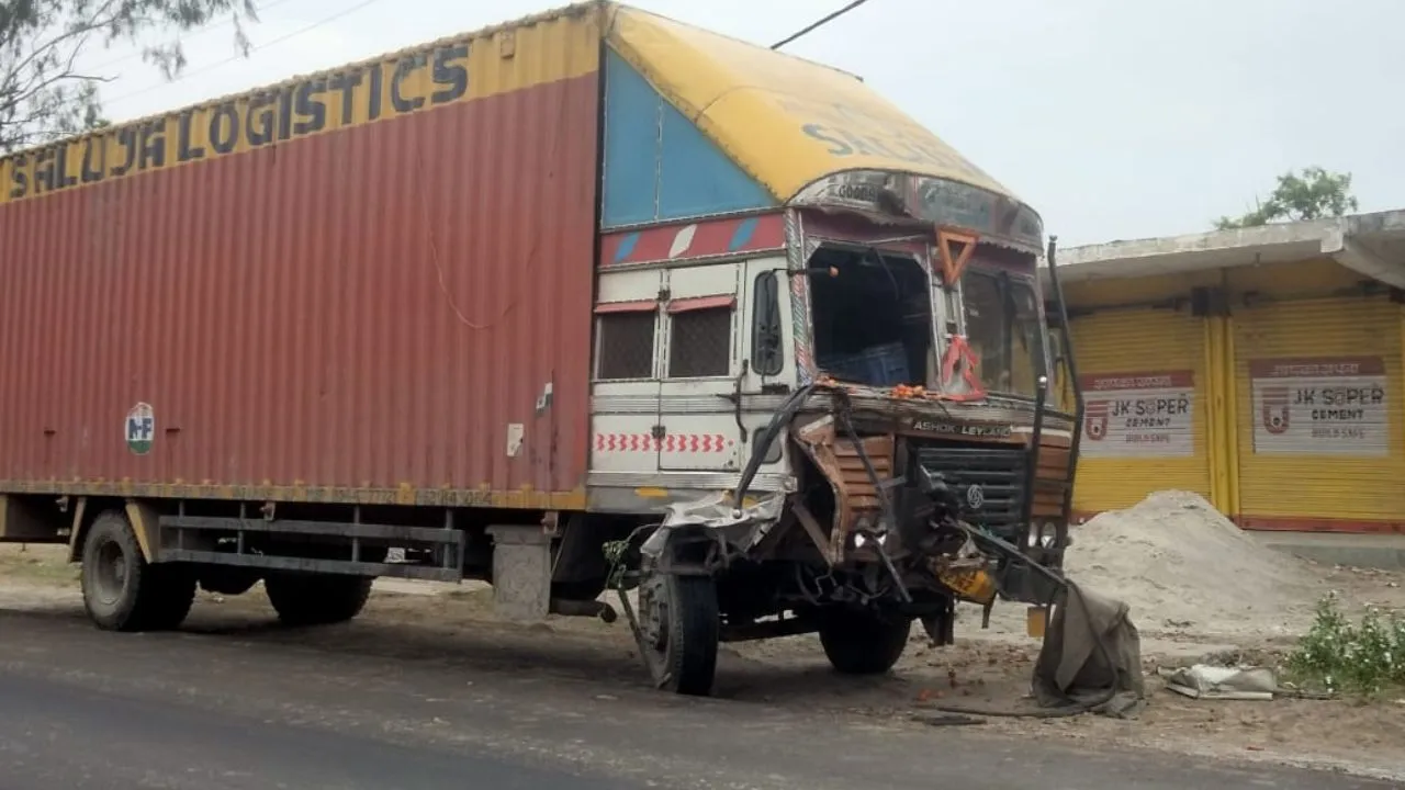 Unnao Accident: पिकअप और कंटेनर की आमने-सामने भिड़ंत, चालक की मौत...कटर से काटकर निकाला गया शव