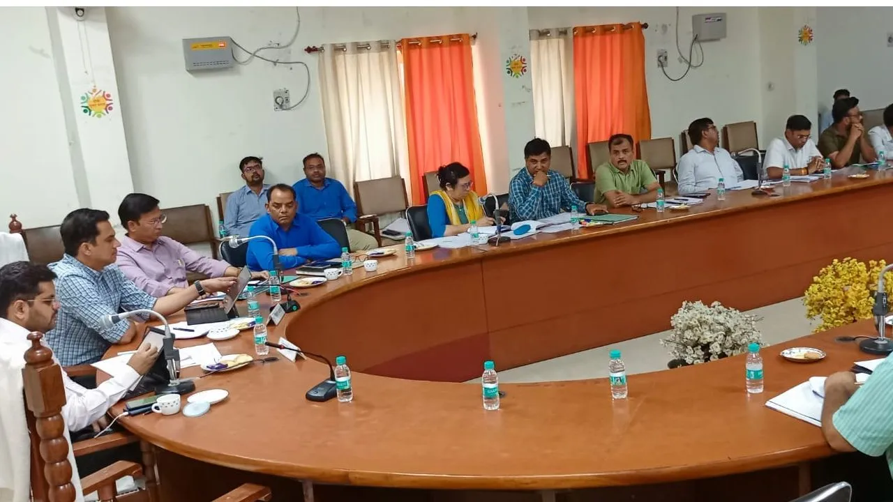 Unnao: DM बोले लेट-लतीफी से नहीं बढ़नी चाहिए निर्माण लागत...अनियमितताओं के लिए दोषियों पर होगी कड़ी कार्रवाई