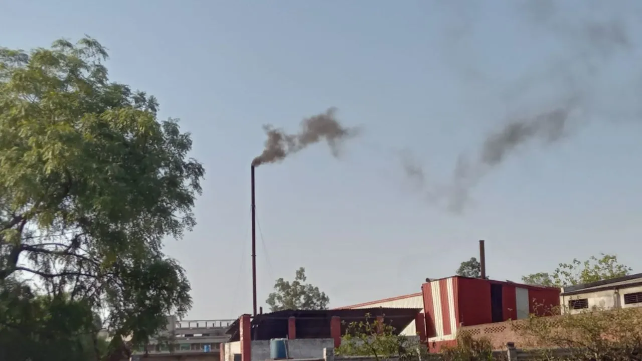 Unnao: अफसरों की नाक तक नहीं पहुंच रही फैक्ट्रियों से निकलने वाली जहरीली गैस...जिम्मेदार बोले- ऐसी कोई फैक्ट्री ही नहीं है