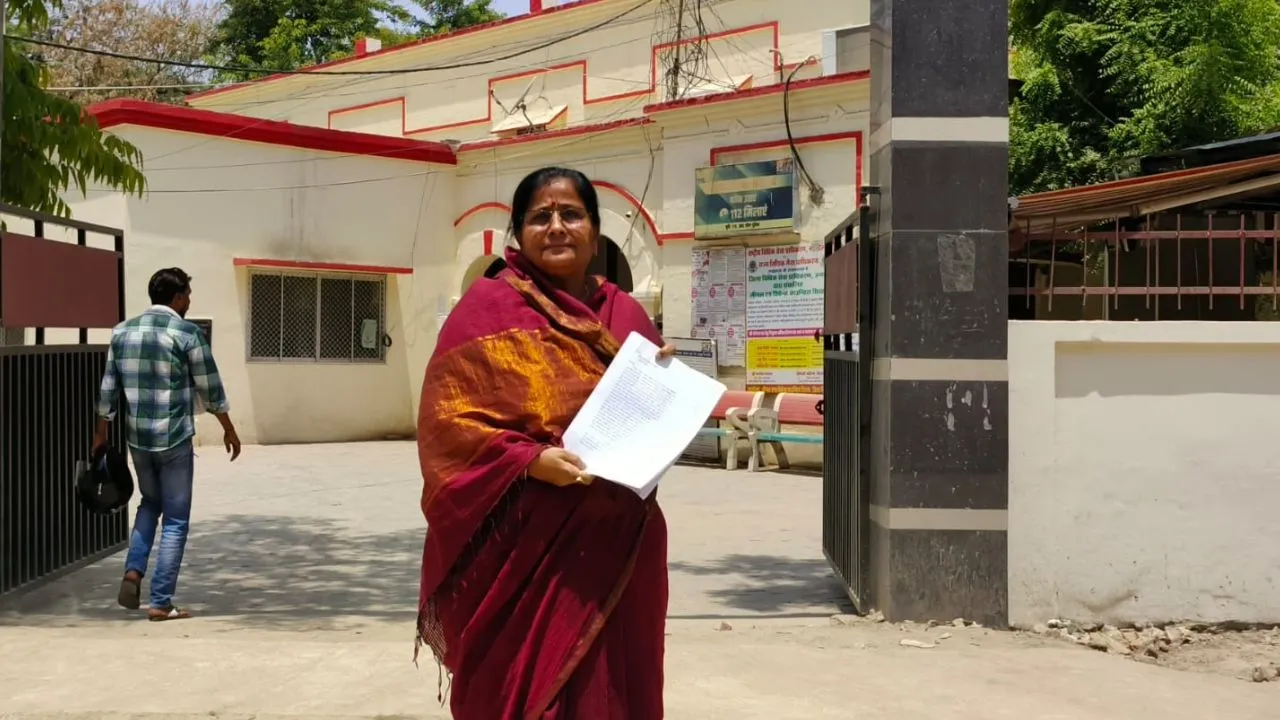 Unnao:  पूर्व सांसद की बहू की जमीन पर कब्जा...हटवाने पर महिला ने आत्मदाह की दी धमकी, पीड़िता ने डीएम से की शिकायत