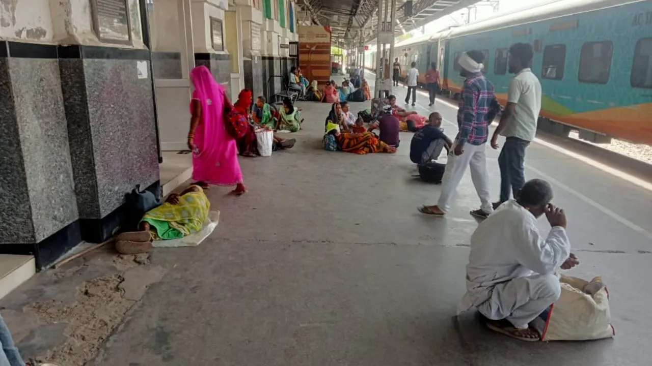 Unnao News: उन्नाव स्टेशन में कब मिलेगा यात्रियों को सुविधाओं का ‘अमृत’...जमीन पर लेटने को मजबूर यात्री