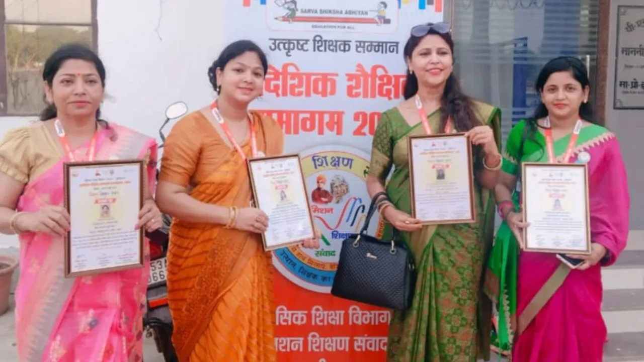 Unnao: जिले की चार शिक्षिकाओं को मिला ‘अनमोल रत्न सम्मान’, कुशीनगर में आयोजित दो दिवसीय कार्यशाला में शामिल होने पहुंचीं
