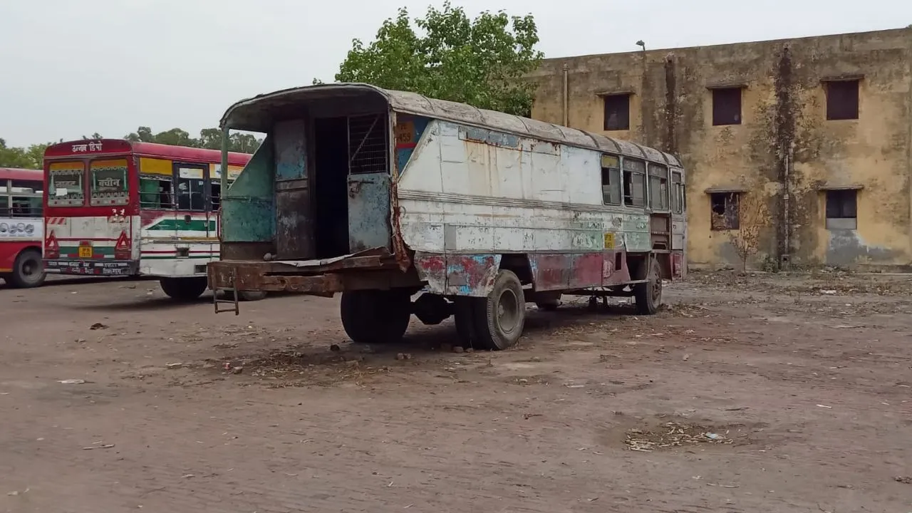 Unnao: परिवहन विभाग खस्ताहाल बसों की समस्या से जूझ रहा...रास्ते में खराब बस को लाने के लिए क्रेन तक नहीं