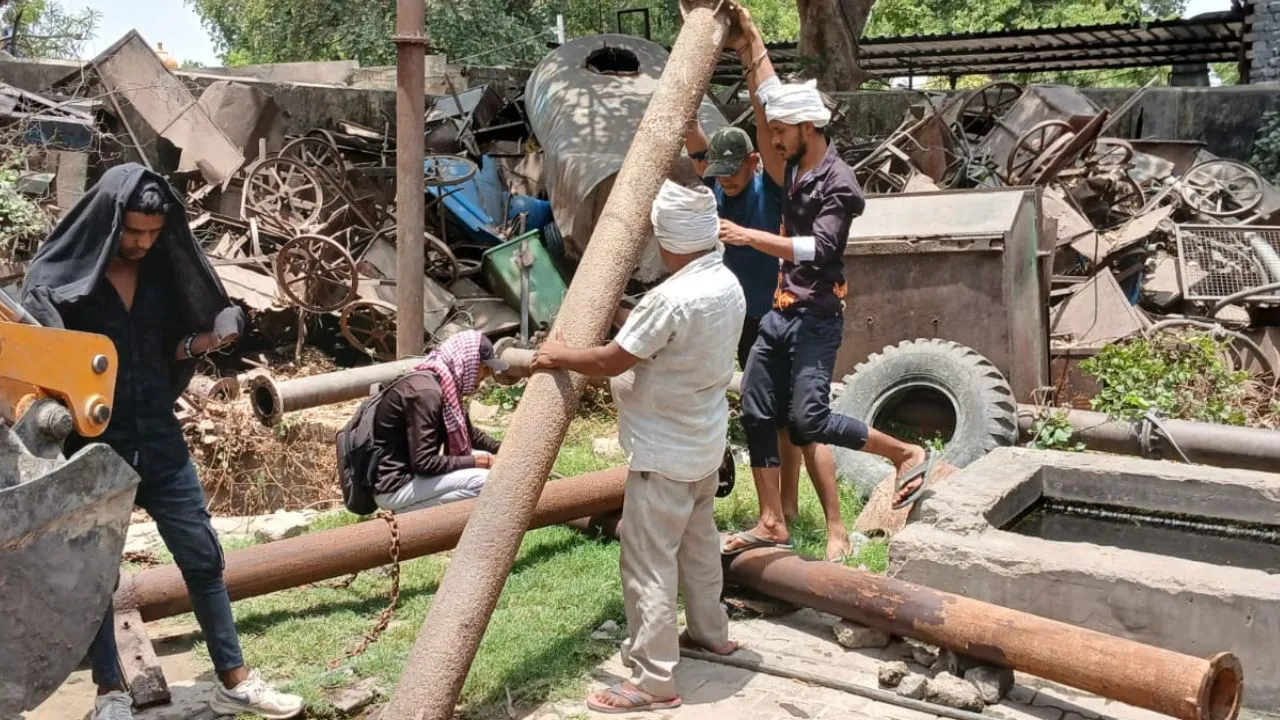 Unnao: भीषण गर्मी के चलते नीचे खिसका वॉटर लेवल...20 फिट बोर लेबल बढ़ाया, कई इलाकों में जलस्तर घटने से हो रही परेशानी