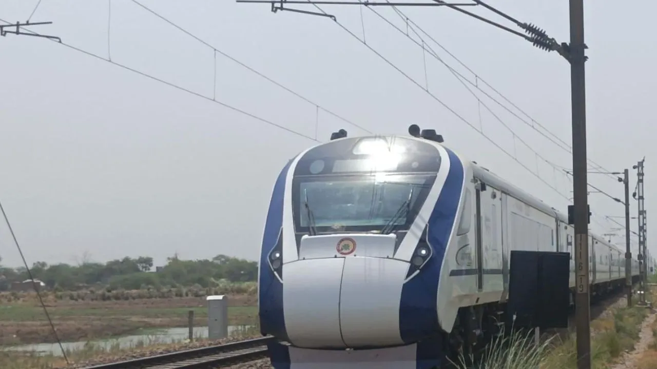 Auraiya News: रेलवे ट्रैक पर तकनीकी खराबी होने से रोकी गई वंदे भारत एक्सप्रेस ट्रेन...होम सिग्नल पर बीस मिनट खड़ी रही 