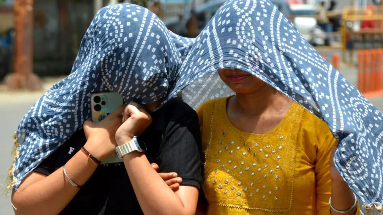 Kanpur Weather Today: रहेगी उमस भरी गर्मी, और सताएगी लू...हीट वेव से तप रहा शहर, पारा 43 के पार 