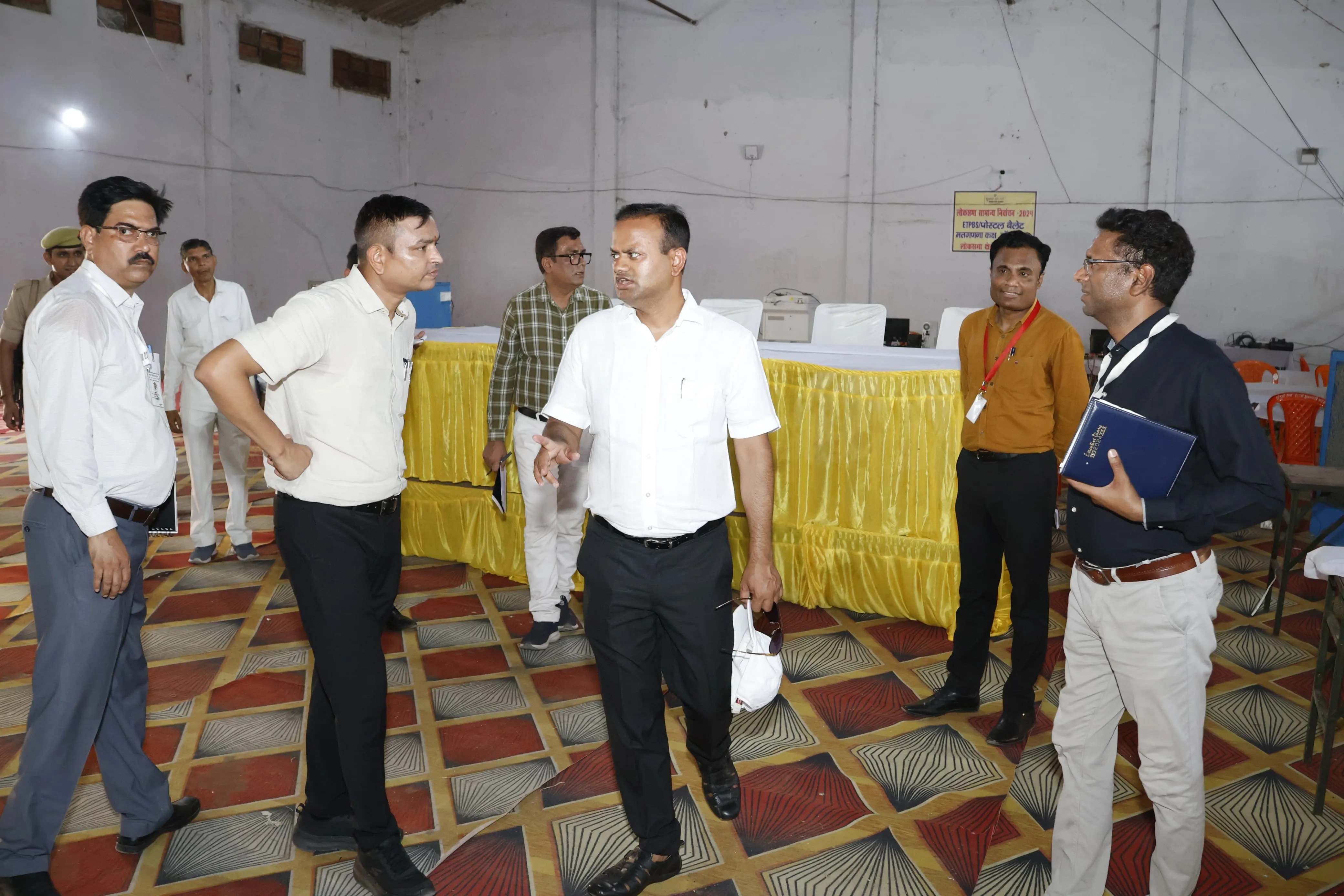 बरेली: जिला निर्वाचन अधिकारी ने लोकसभा सामान्य निर्वाचन 2024 की मतगणना स्थल का किया निरीक्षण