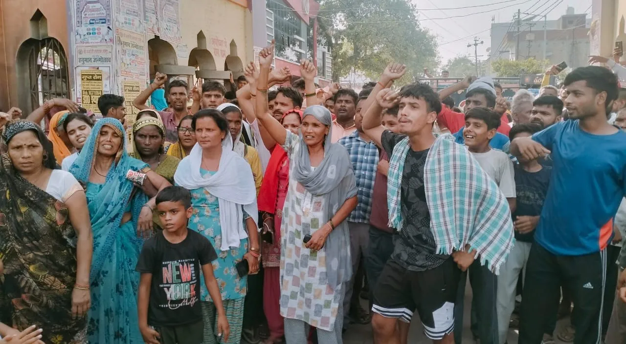 संभल: शव लेकर पुलिस चौकी पहुंचे परिजन, लगाया जाम 