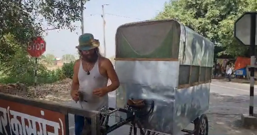 कासगंज: रिक्शा लेकर पोलैंड से देशभर की यात्रा करने निकाला यात्री, कही ये बात