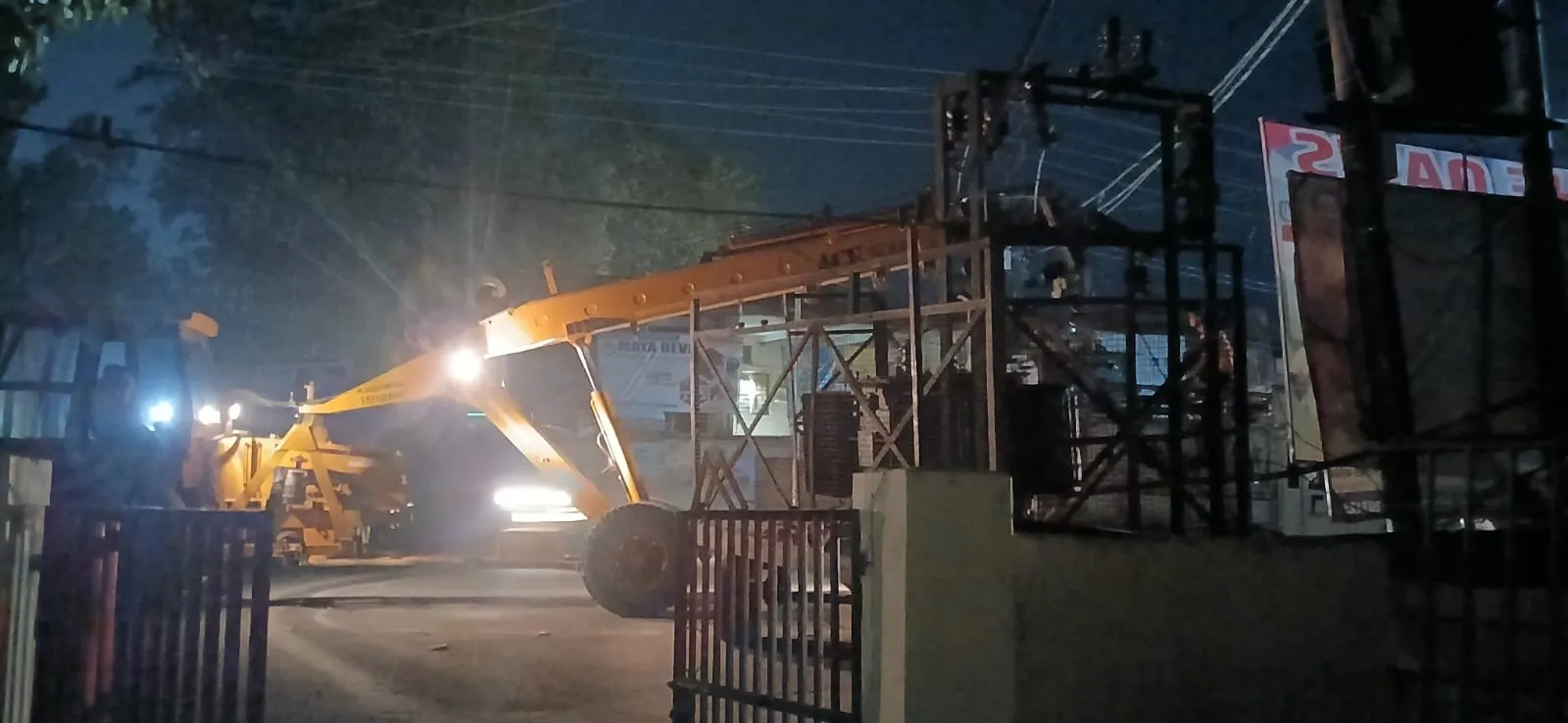 कासगंज: चार दिन बाद बदला गया फूंका हुआ ट्रांसफार्मर, क्षेत्रीय लोगों ने ली राहत की सांस