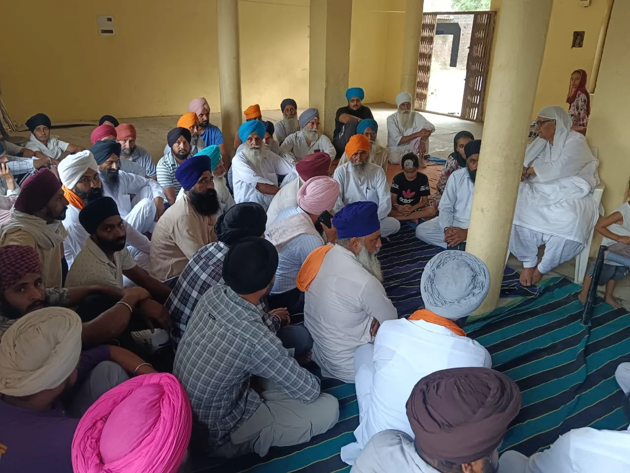 पीलीभीत: धार्मिक स्थल के बाहर लगा भिंडरा वाला का पोस्टर, हटवाने पहुंची पुलिस तो जुटी संगत...जानिए फिर क्या हुआ?