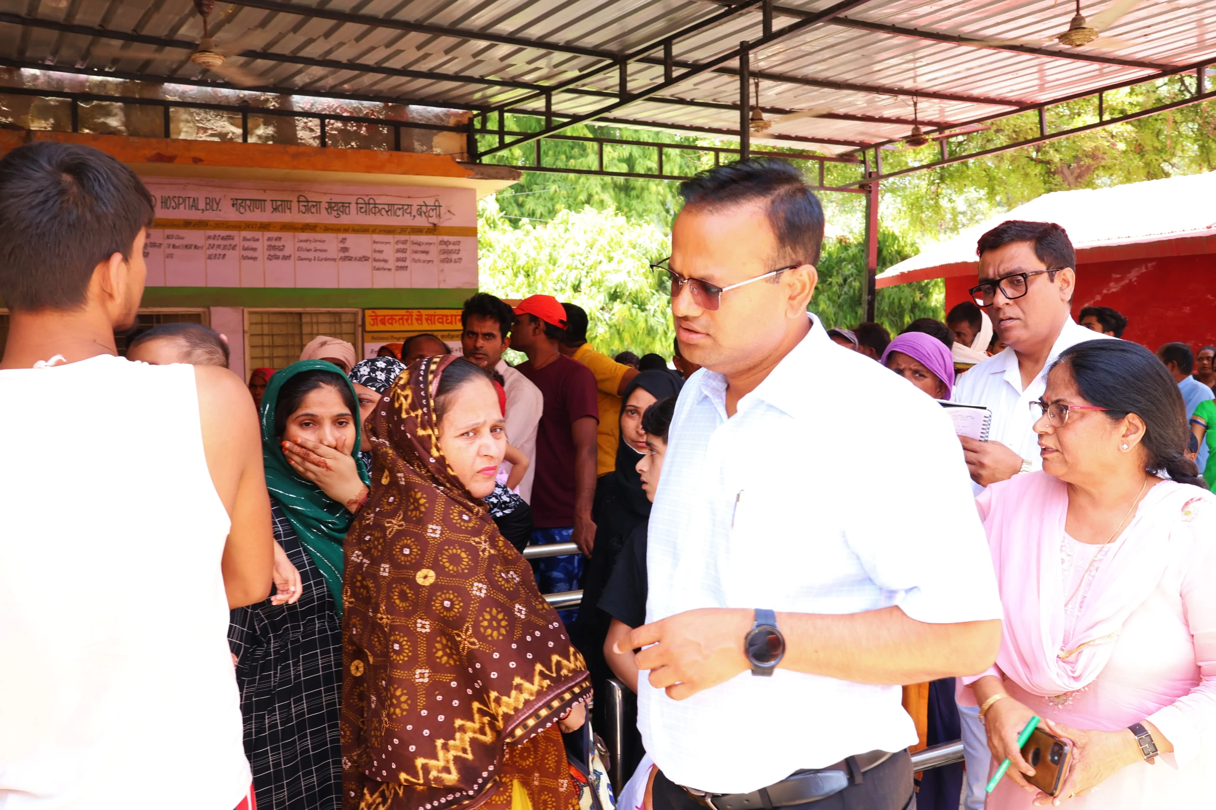बरेली: डीएम के आगे रोई महिला...बेटी के लिए है खून की जरूरत, डॉक्टर लगवा रहे चक्कर