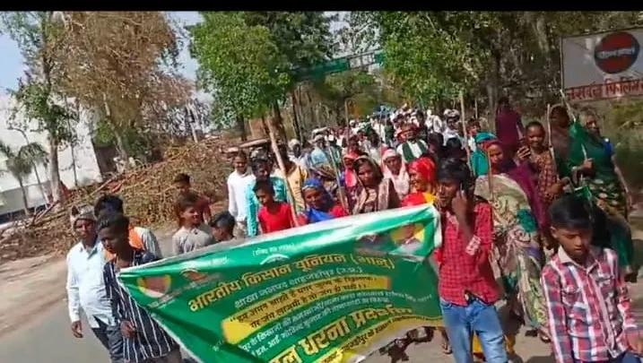 शाहजहांपुर: बंडा थानाध्यक्ष के खिलाफ भाकियू का भड़का गुस्सा, पैदल किया जिला कूच