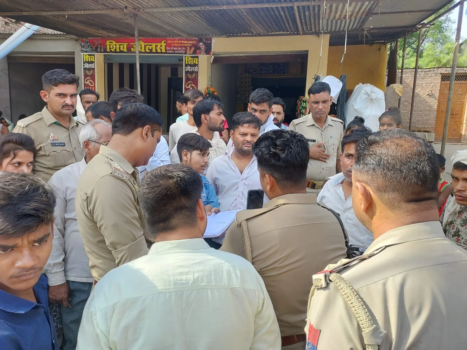 शाहजहांपुर: दिनदहाड़े सर्राफा की दुकान से चार लाख के जेवरात लूटे, व्यापारियो में दहशत 