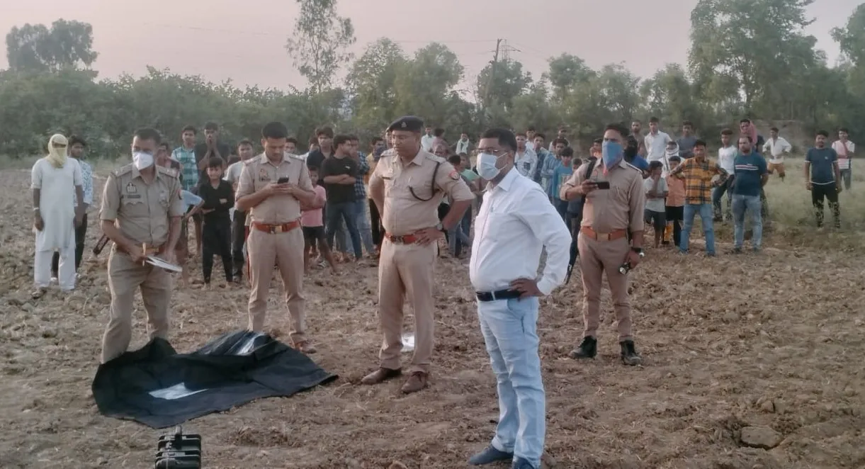 संभल: खेत में बनी कोठरी में मिली अज्ञात युवक की लाश, शिनाख्त कराने के प्रयास में जुटी पुलिस 