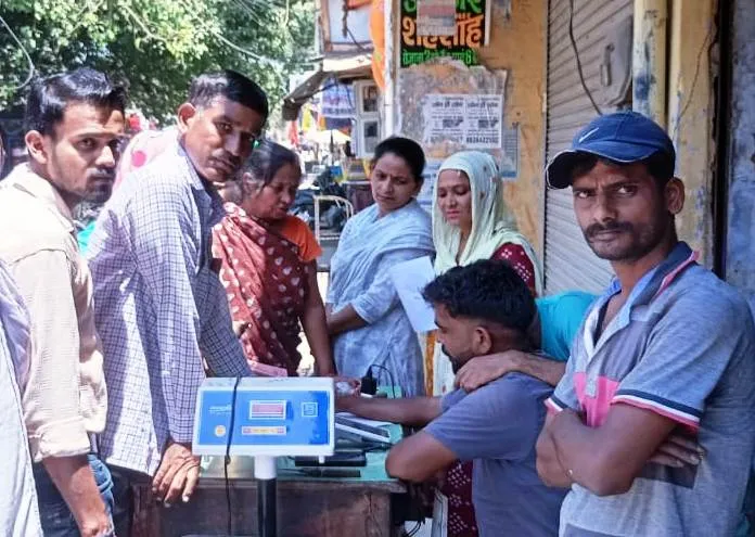 पीलीभीत: गरीबों के राशन वितरण पर सर्वर की मार, 72 घंटे से उपभोक्ता और कोटेदार बेहाल...नहीं हो पा रहा वितरण