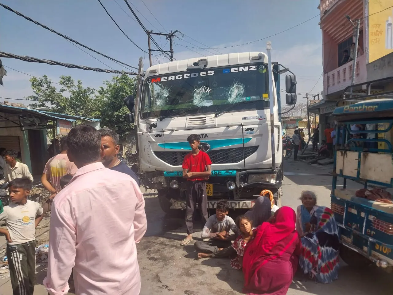 रामपुर: ई-रिक्शा चालक के पैर कटने पर गुस्साए लोगों ने नायब तहसीलदार को पीटा, सड़क पर लगाया जाम