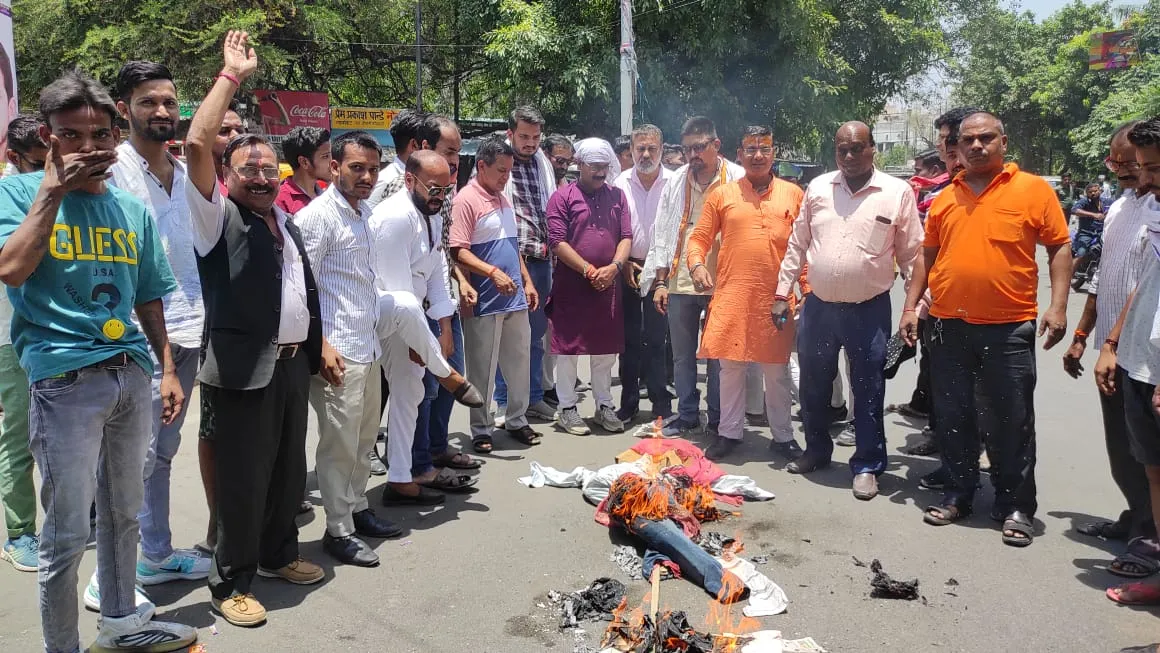 बरेली: जम्मू कश्मीर में आतंकी हमले पर भड़का विहिप, फूंका आतंकवाद का पुतला