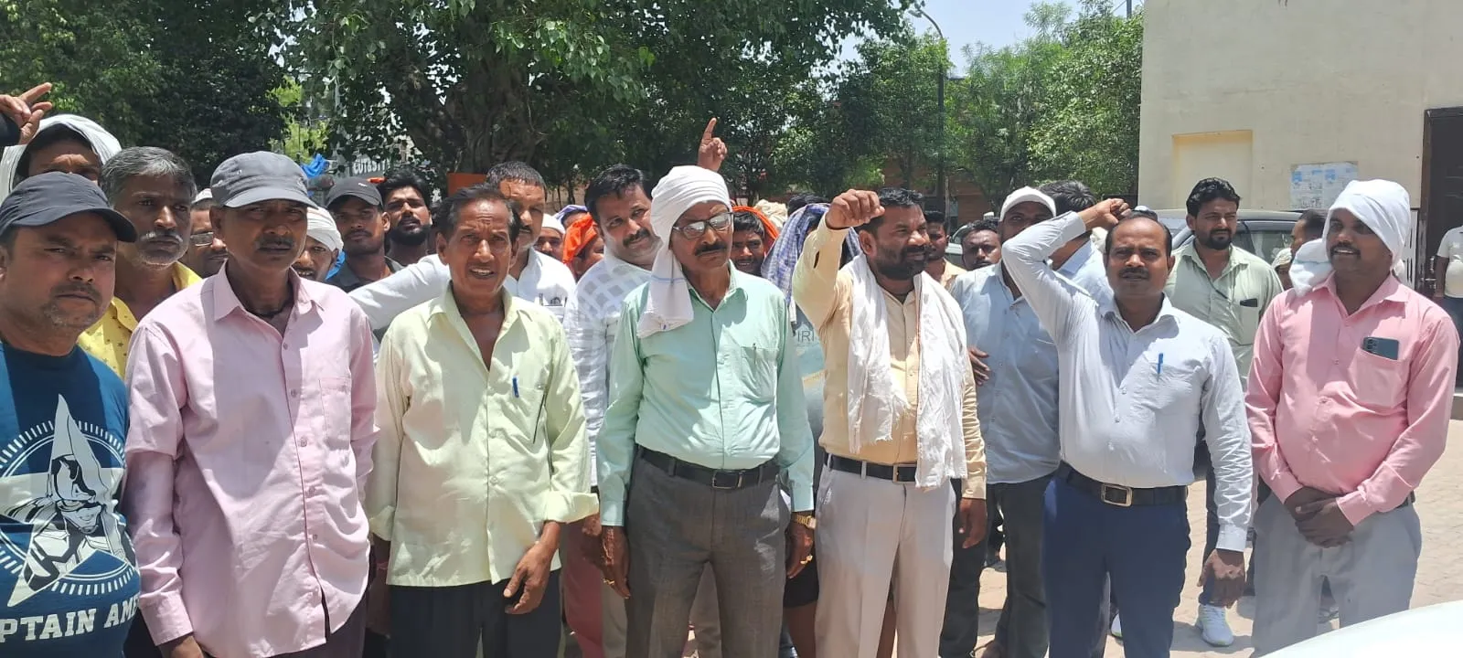 शाहजहांपुर: सफाई मजदूरों की विभिन्न मांगों को लेकर नगर आयुक्त को सौंपा ज्ञापन