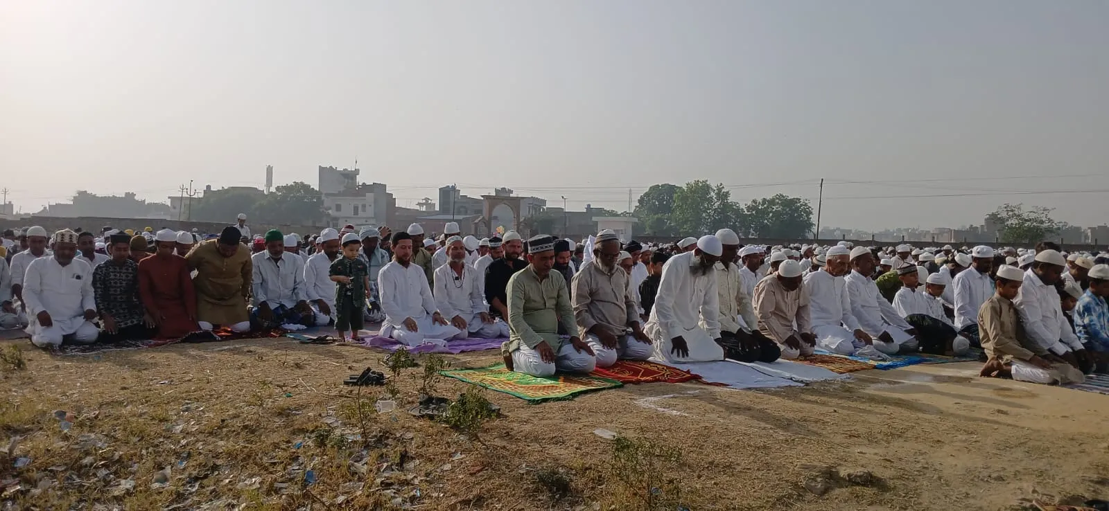 कासगंज: खुदा के सजदे में झुके हजारों सिर, मांगी अमन चैन शांति की दुआ