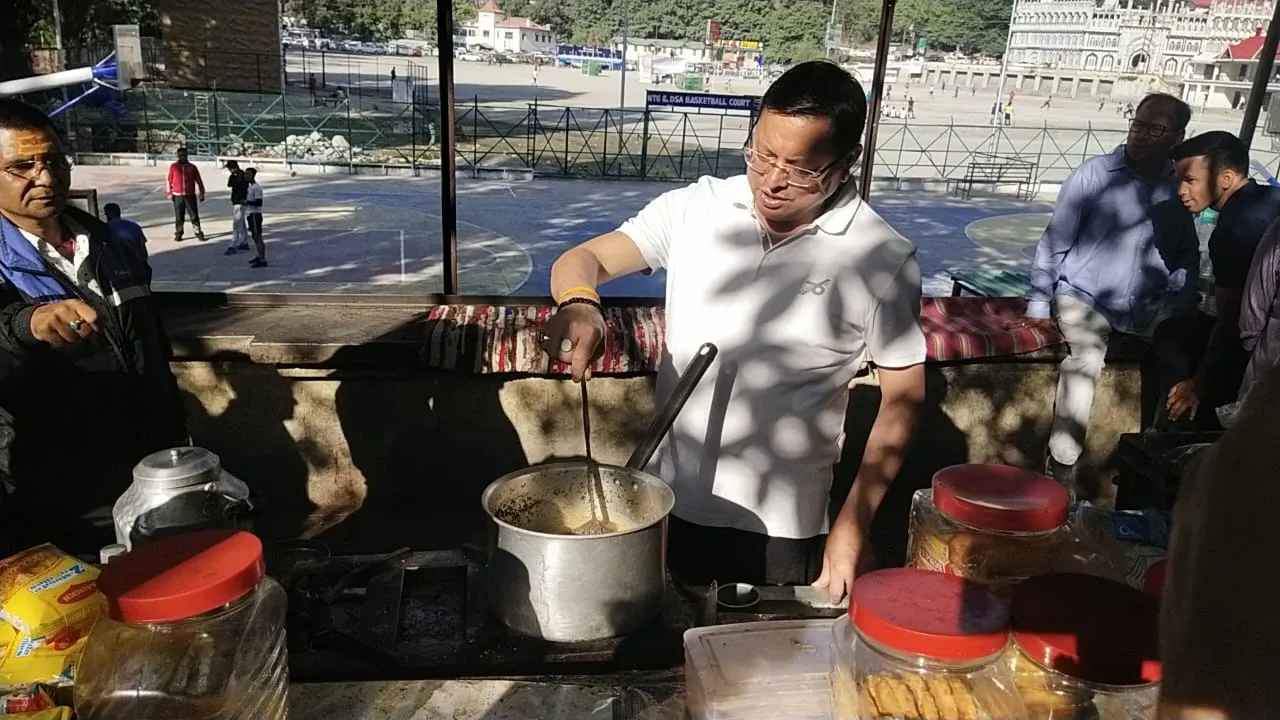 नैनीताल में मार्निंग वॉक पर निकले सीएम धामी, रेहड़ी पर बनाई चाय... पर्यटकों से जाना हाल