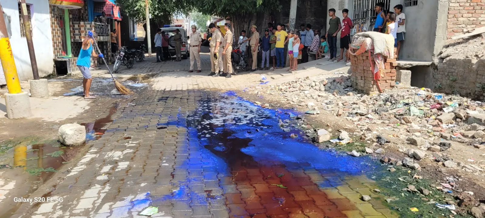 पीलीभीत: कुर्बानी के बाद सड़क पर खून देख जुटी भीड़, पुलिस ने पहुंचकर कराई सफाई, फोर्स तैनात...जानिए पूरा मामला  