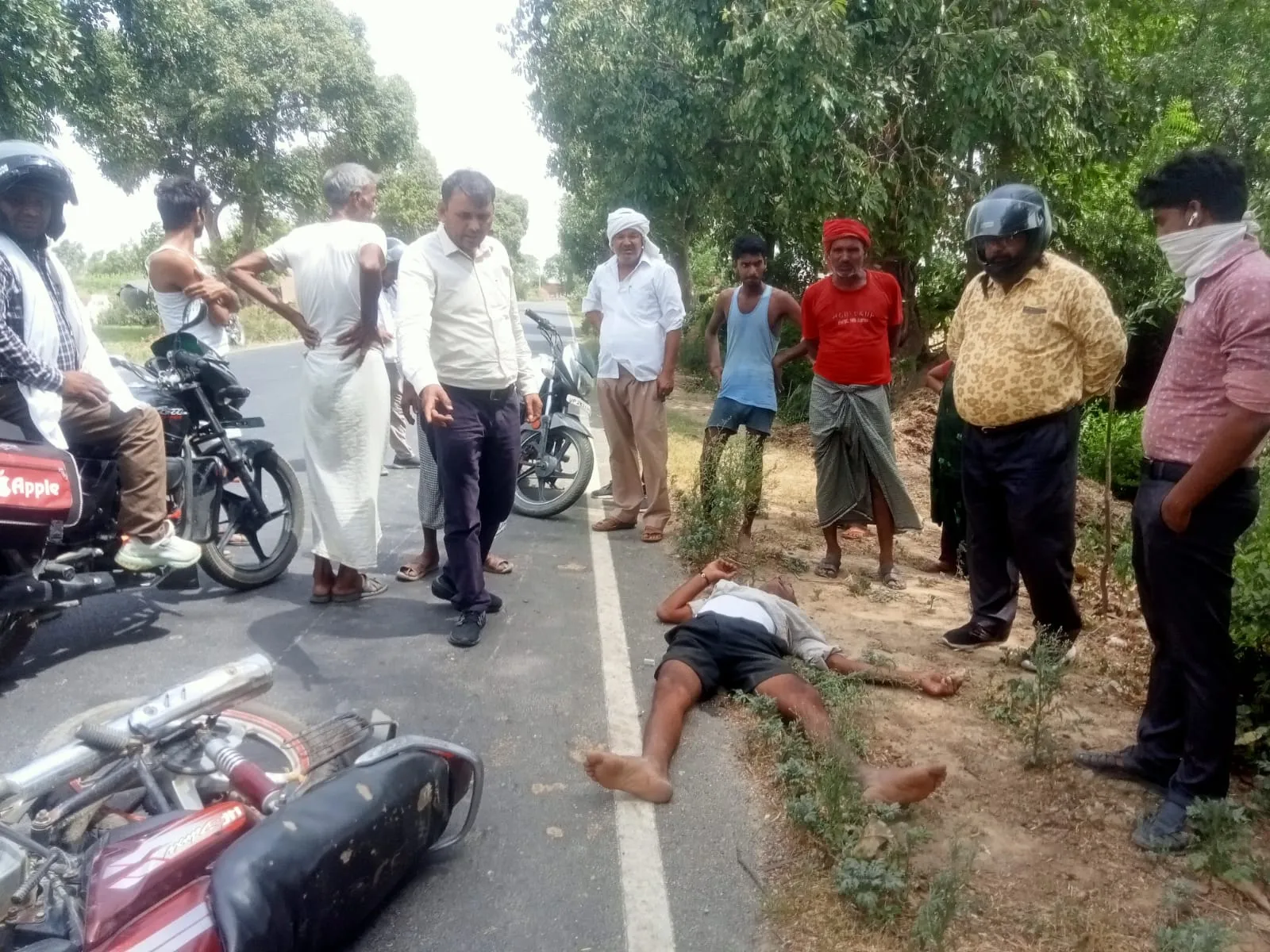 बदायूं: रेत-बजरी पर फिसलकर गिरी बाइक, वाहन के कुचलने से युवक की मौत