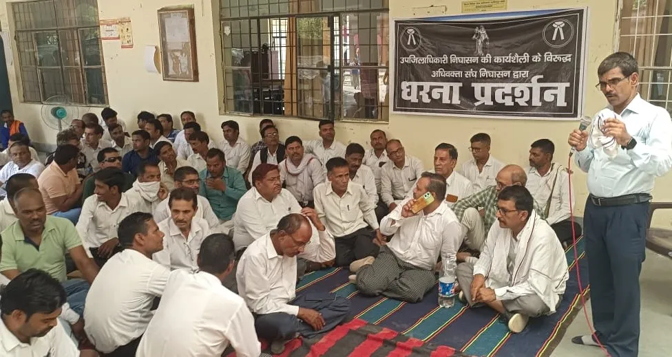 लखीमपुर खीरी: एसडीएम निघासन के खिलाफ दूसरे दिन वकीलों का धरना जारी, जमकर की नारेबाजी 